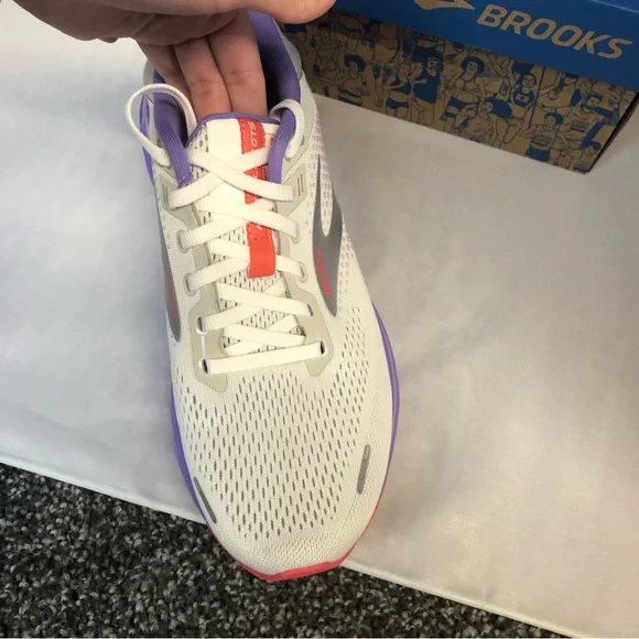 NIB Brooks Adrenaline GTS 22 purple and white tennis shoes multi size - Picture 3 of 9